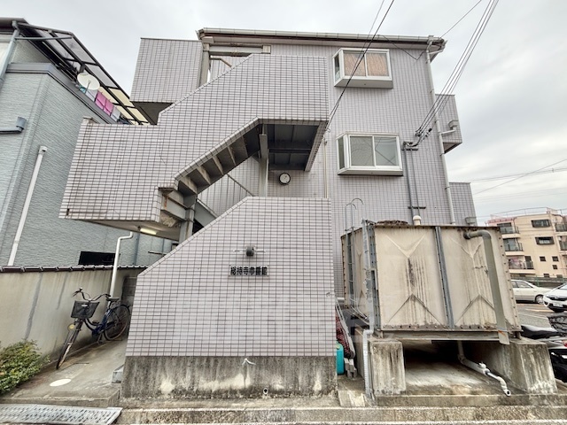 【茨木市総持寺のマンションの建物外観】