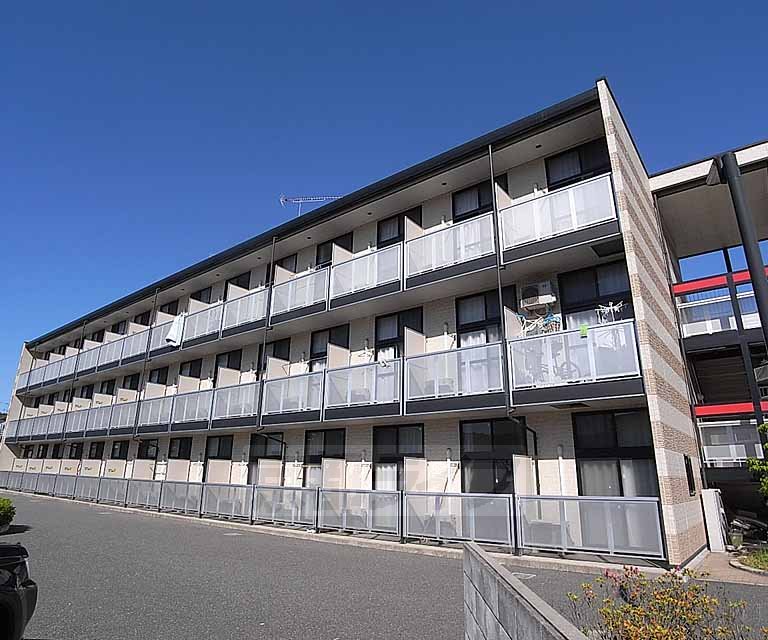 京都市西京区大枝塚原町のアパートの建物外観