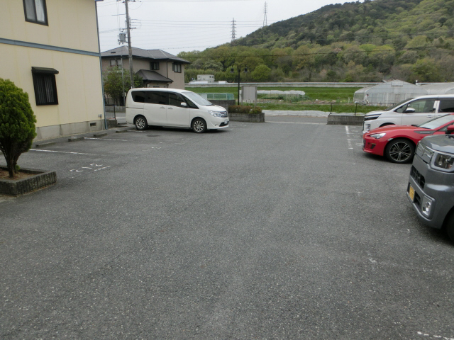 【加東市上滝野のアパートの駐車場】