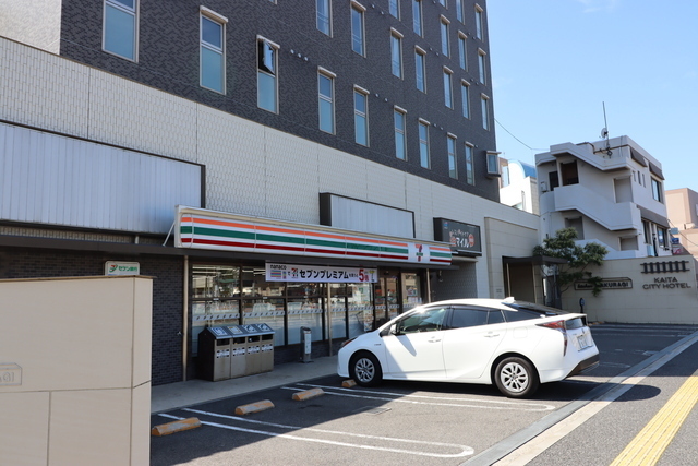 コンビニ　セブンイレブン（コンビニ）まで240m