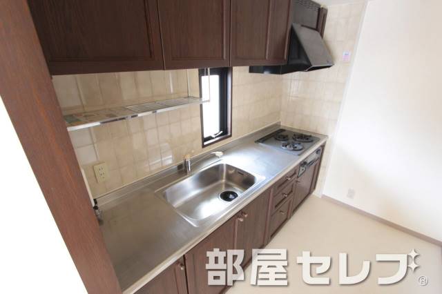 キッチン　３口コンロ付きシステムキッチン。