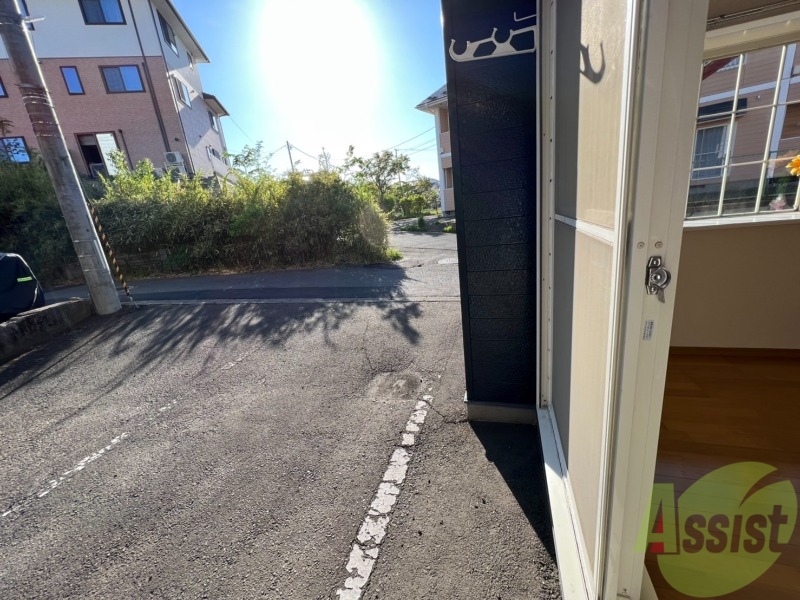 バルコニー　洗濯物はこちらに干せます、駐車場に注意です