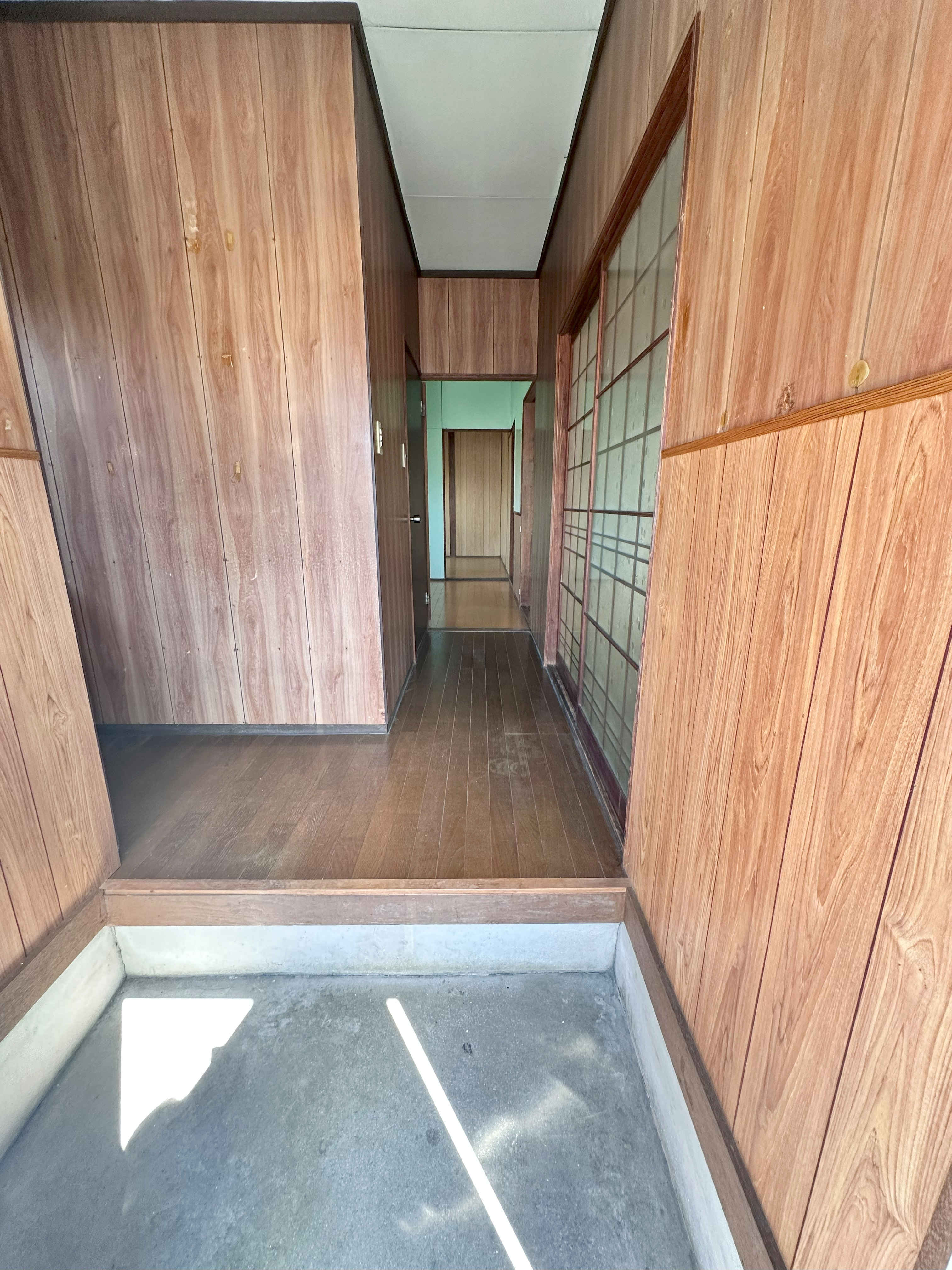 玄関　玄関にはシューズボックス置くことも可能です♪