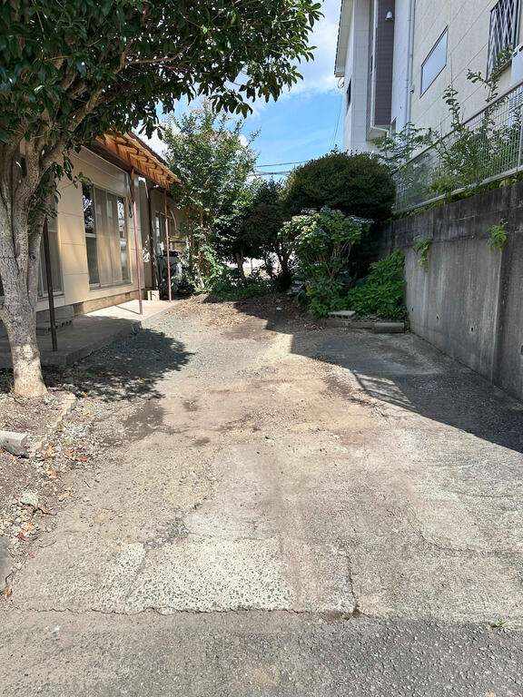 ロビー　２台駐車可能です♪