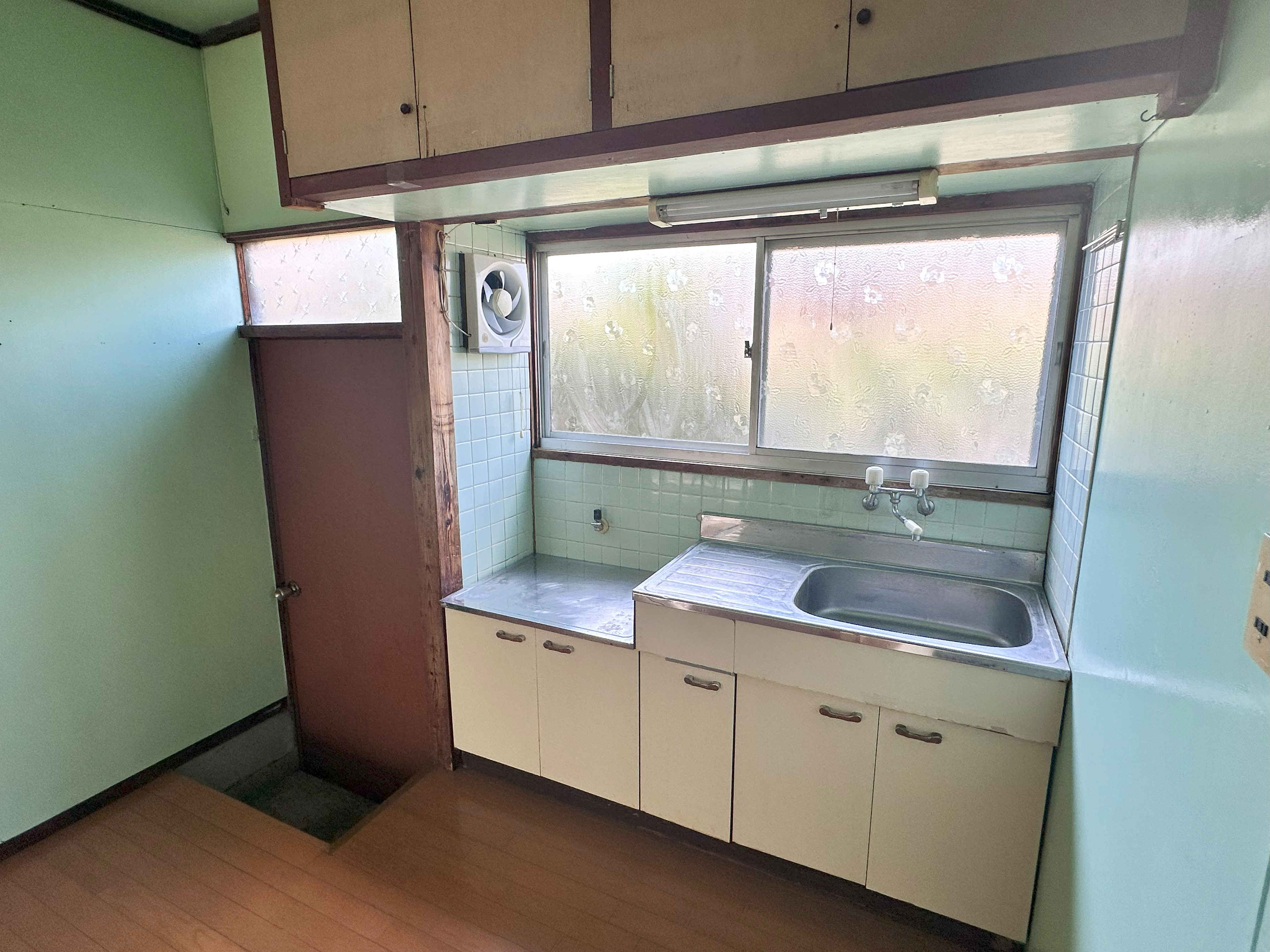 キッチン　大きな窓があり、収納棚も付いたキッチンです♪