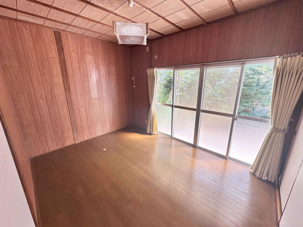 その他部屋・スペース　南側洋室は6帖あり、日当たり良好です♪