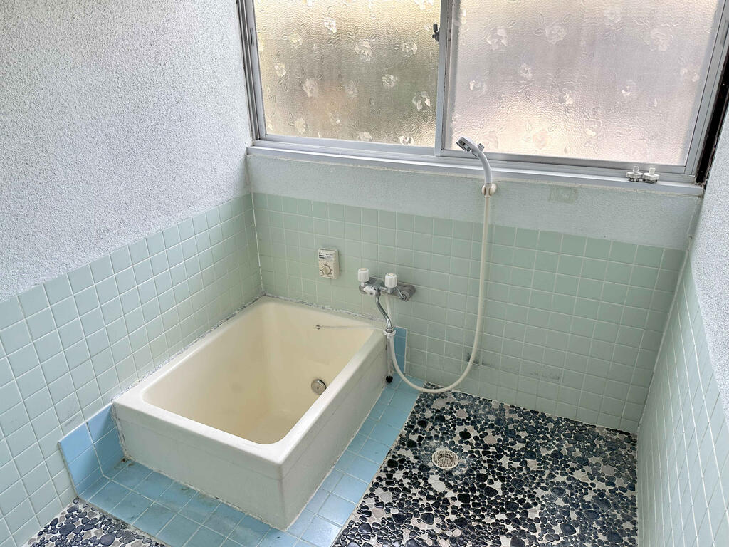 バス・シャワールーム　換気がしやすい窓のあるお風呂です♪