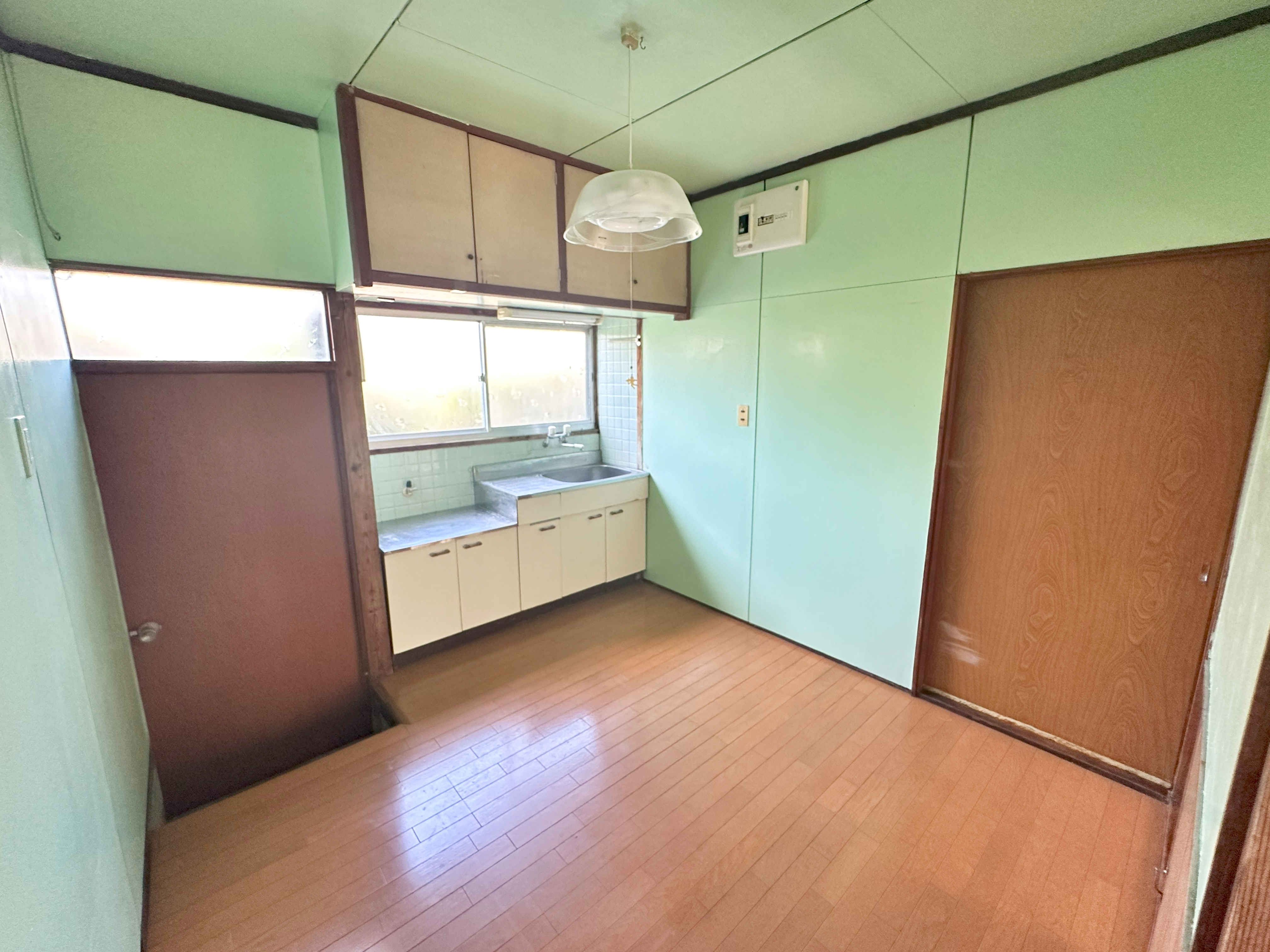 居室・リビング　勝手口のあるダイニングキッチンです♪