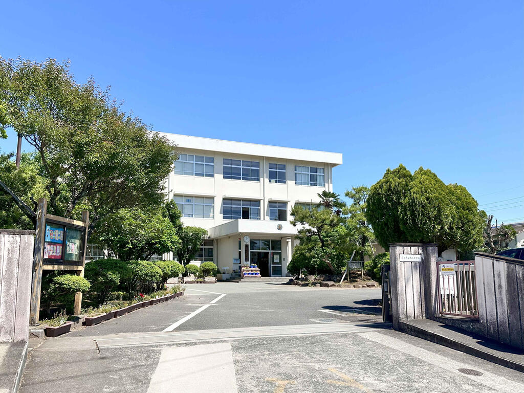 小学校　熊本市立城北小学校（小学校）まで943m