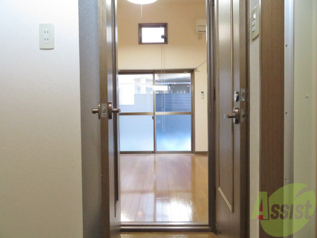 玄関　玄関を入ると右手にお風呂トイレ、正面がリビングです