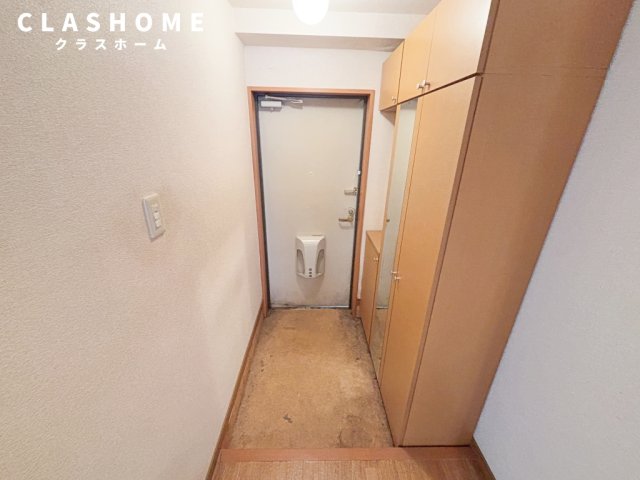 玄関　同物件の別部屋になります。