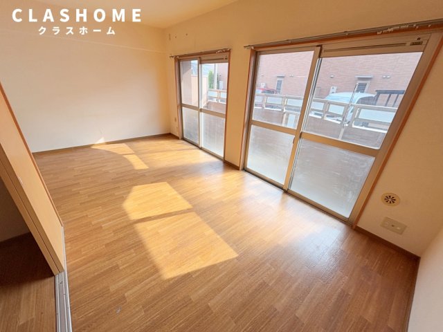 居室・リビング　同物件の別部屋になります。