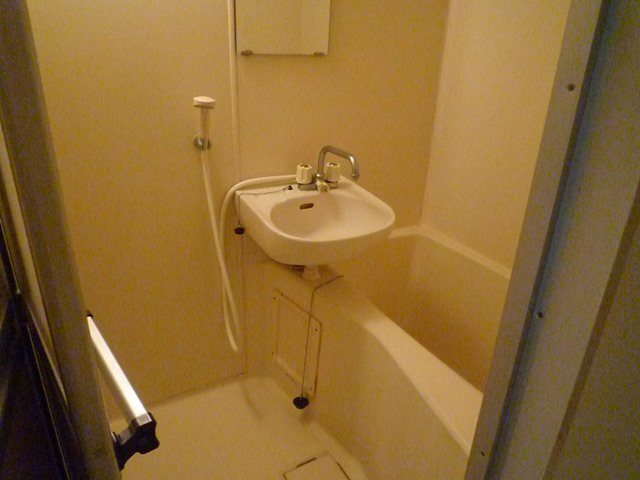 バス・シャワールーム　お風呂と洗面台です。トイレは別々です♪