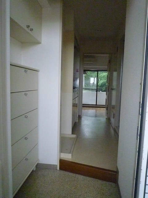 玄関　シューズボックスと室内洗濯機置き場です♪