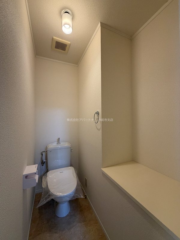 トイレ　ウォシュレット付きのトイレです！スペースも確保されてます♪