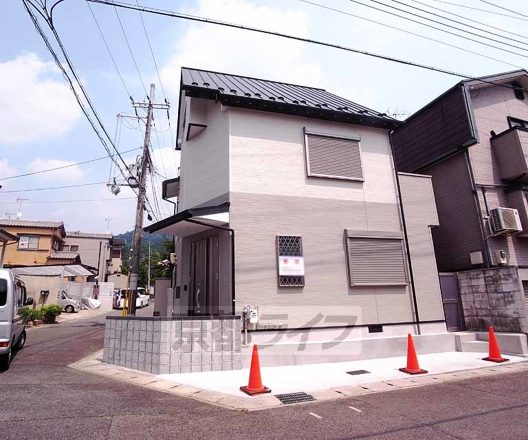 洗面設備　三面鏡の洗面台です