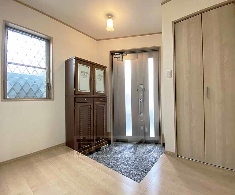 玄関　広々していて靴がはきやすい段差です