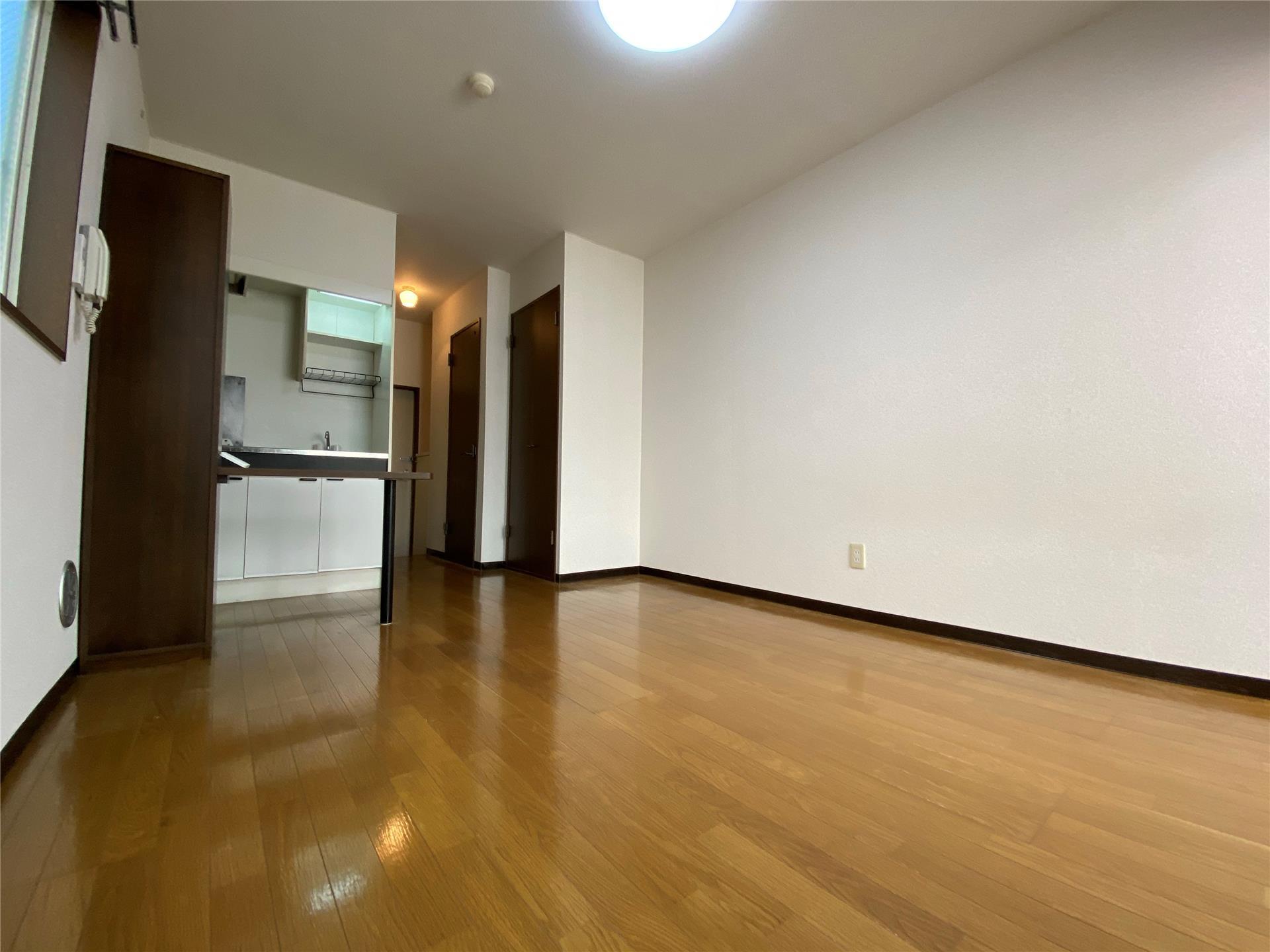 居室・リビング　洋室（≒７.５帖、角部屋２面採光）