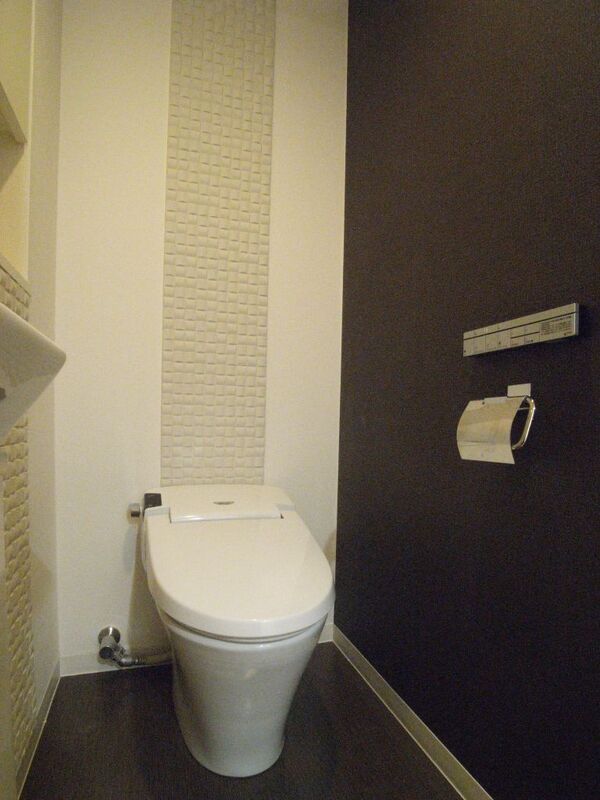 トイレ　落ち着いた色調のトイレです