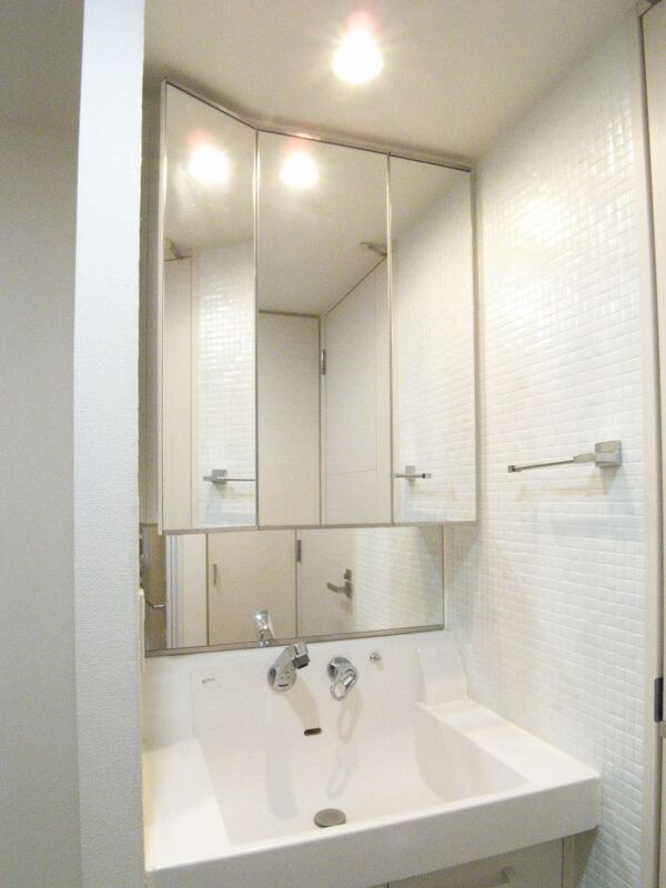 洗面設備　独立洗面台あり、毎朝おしゃれに忙しい女性の方におすすめです