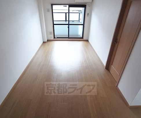 居室・リビング　明るく広いリビング