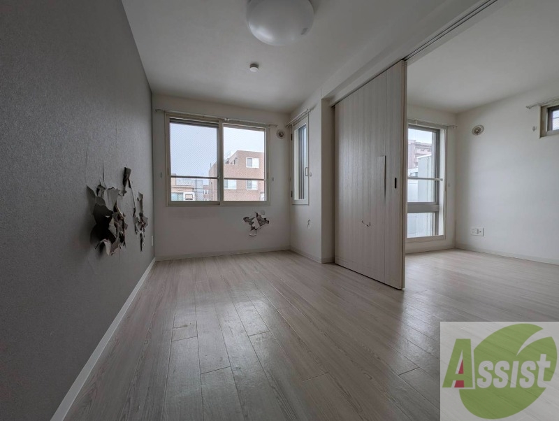 その他部屋・スペース　寝室はこちらです。光が差し込む、温かみのあるお部屋です。