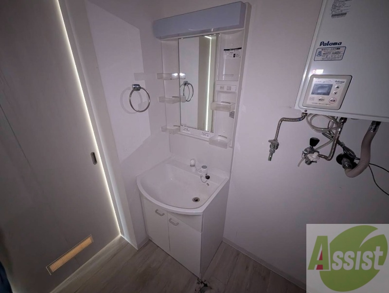 洗面設備　独立洗面台です。大きくてよいですね。シャンプーもできます。