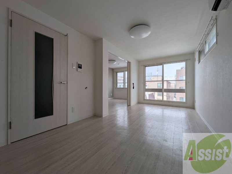 居室・リビング　リビングです。白を基調としていてお部屋全体が明るいですね！