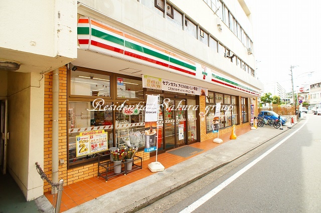 コンビニ　セブン-イレブン 横浜六浦駅前店（コンビニ）まで270m