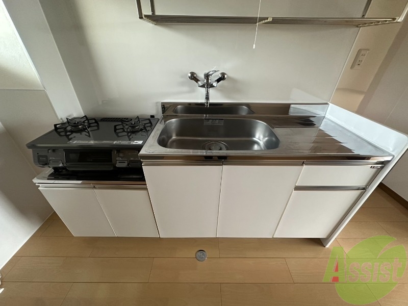 キッチン　２口ガスコンロ付きのキッチンスペースとなっております。