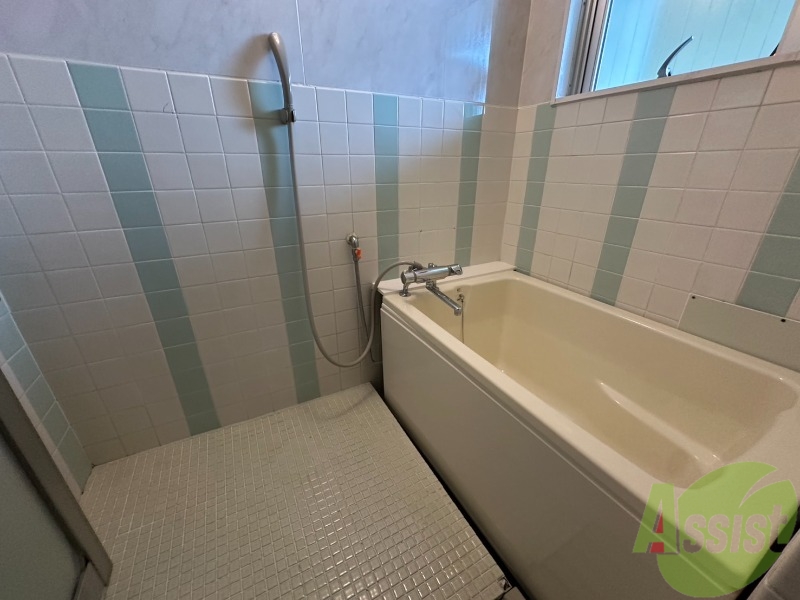 バス・シャワールーム　お風呂は壁のタイルが可愛い造りとなっております。