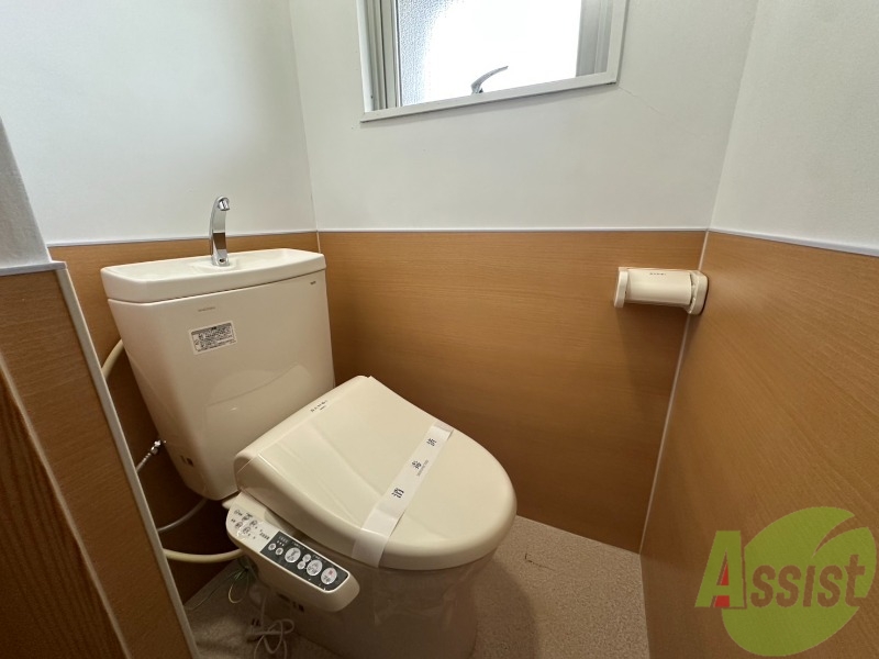 トイレ　洗浄機能付きトイレとなっていて小窓で換気も出来ますね。