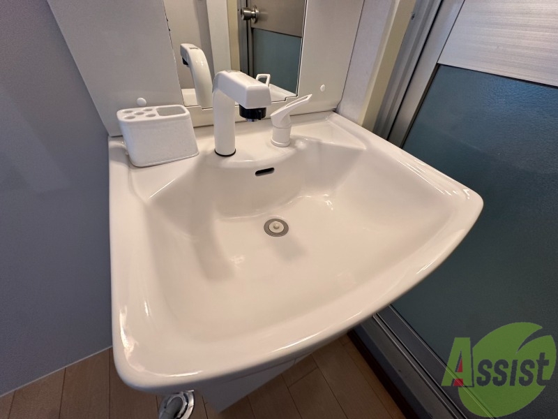 洗面設備　独立洗面台付きでお出かけ前の支度に便利ですね。