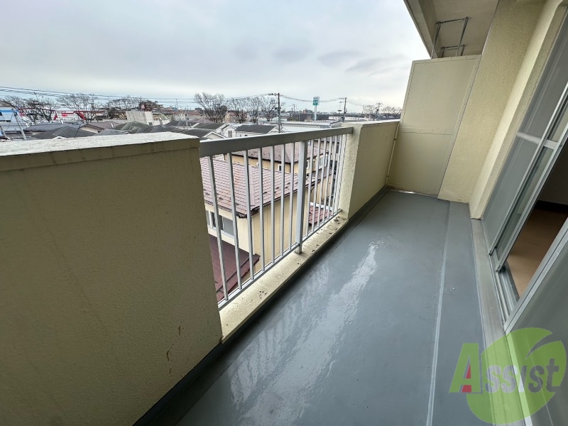 バルコニー　広い造りのベランダで洗濯物も良く乾きそうです。