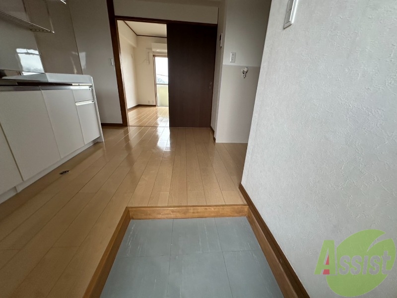 玄関　玄関を入りキッチンを抜けるとリビングルームです。