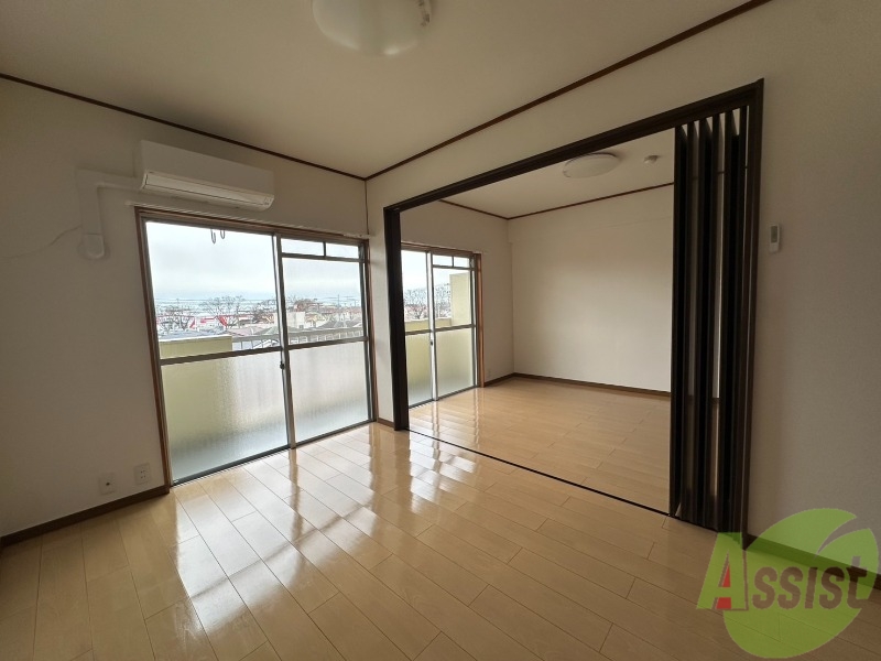 居室・リビング　大きな窓から明るい日差しが入るリビングルームです。