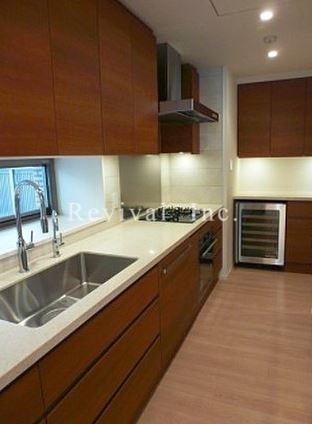 キッチン　料理のしやすいキッチンで窓付き