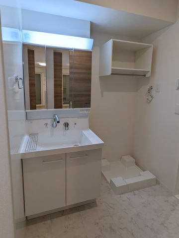 洗面設備　洗面化粧台と洗濯機置き場