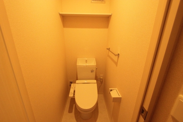 トイレ　温水シャワー付きトイレです