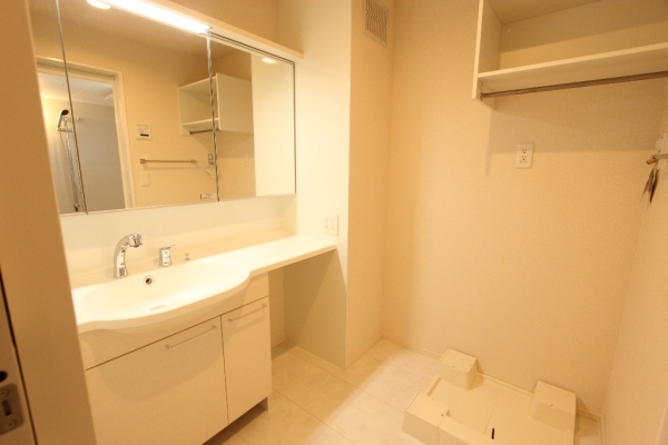 洗面設備　独立洗面台で朝の準備も快適です♪