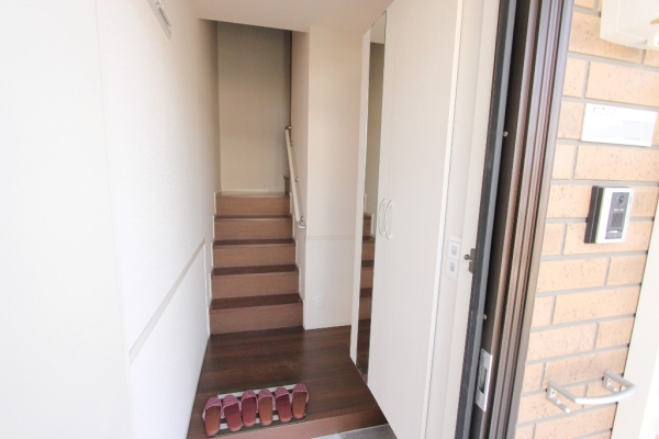 玄関　入ってすぐに内階段あります