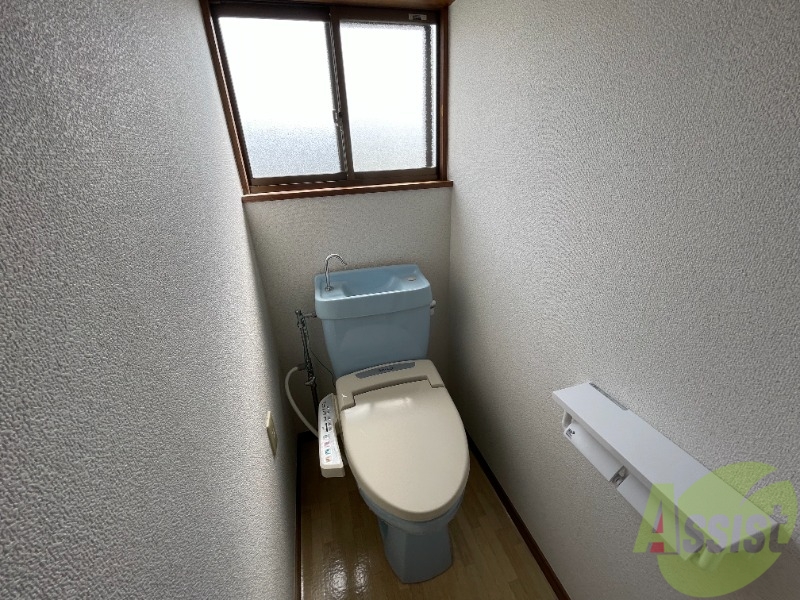 トイレ　温水洗浄付きの便座です。便利で使い勝手がいいですね。