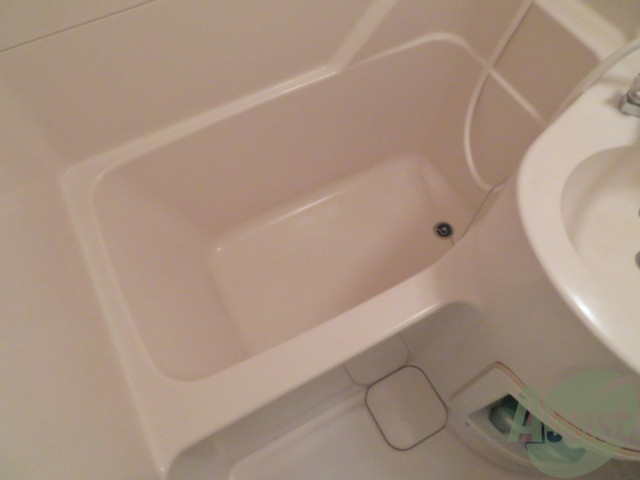 バス・シャワールーム　バスタブもゆったりしていてちゃんと浸かれそうですね