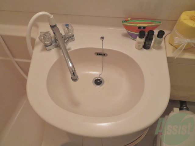 洗面設備　洗面台はお風呂とトイレの間に設置されてます