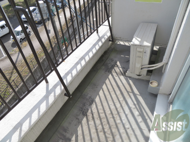 バルコニー　バルコニーは南向きで陽当たり良好ですねー