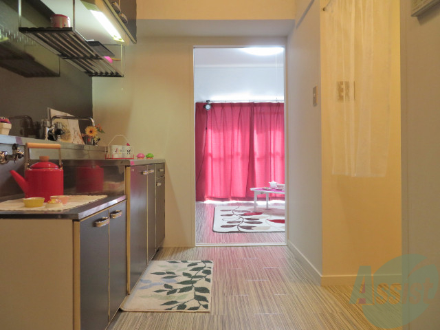 玄関　玄関を入ると右手がお風呂トイレ、正面が居室です