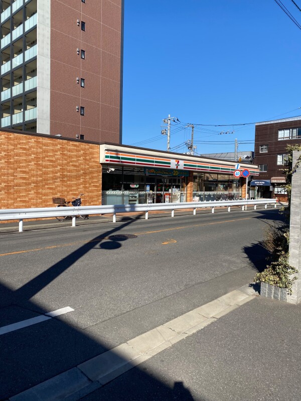 コンビニ　セブンイレブン京成稲毛駅前店（コンビニ）まで525m
