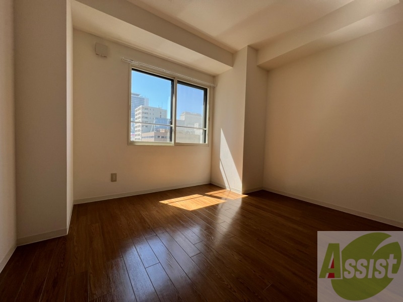 その他部屋・スペース　寝室はこちらです。光が差し込む、温かみのあるお部屋です。