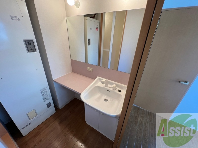 洗面設備　シャンプードレッサー。身支度はここでばっちりですね。