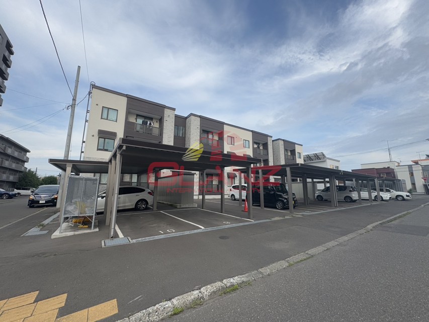 建物外観　駐車場は1台カーポートなので雪や雨から愛車を守ります
